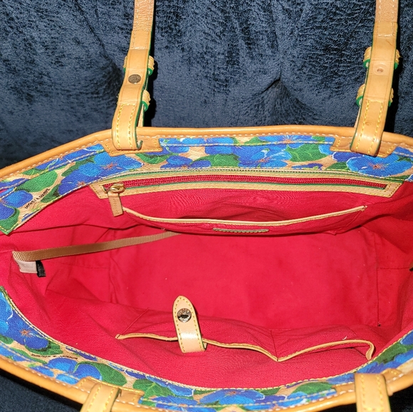 Dooney and Bourke large flower tote. - Picture 4 of 7